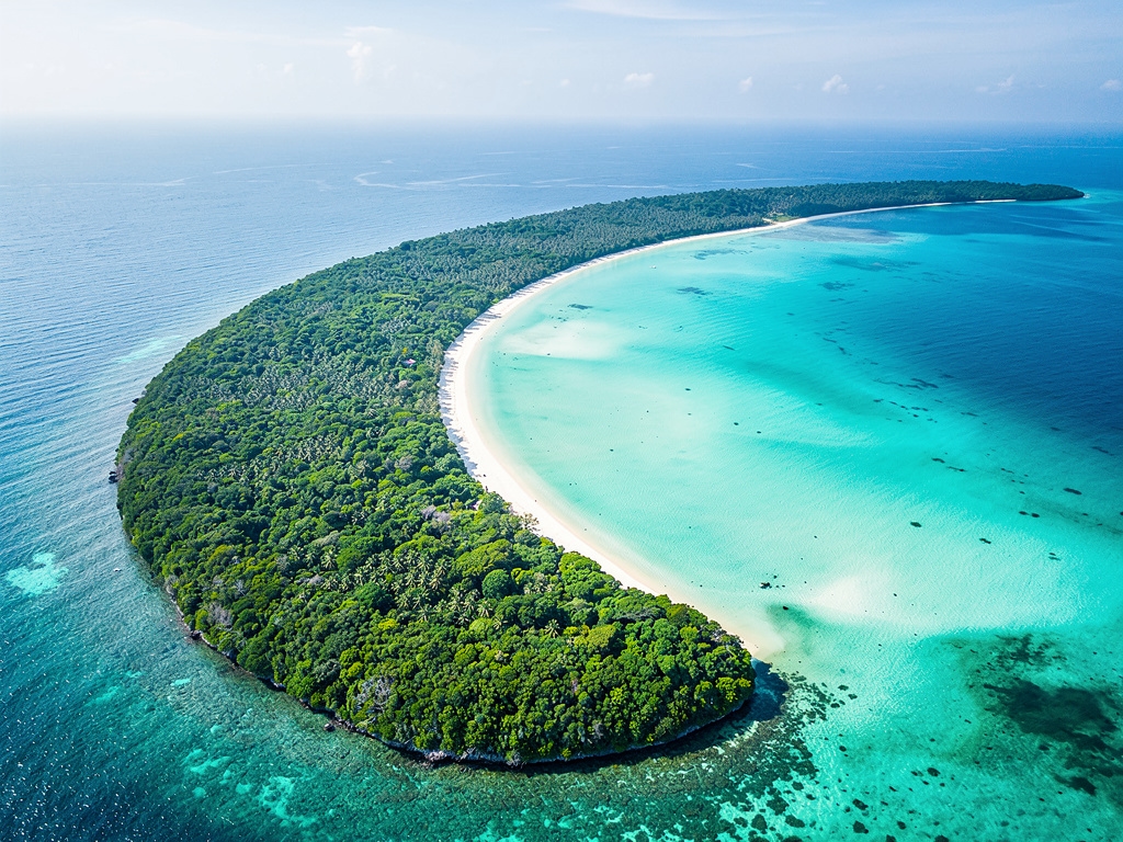 Foto udara Pulau Maratua dengan laguna biru di tengahnya